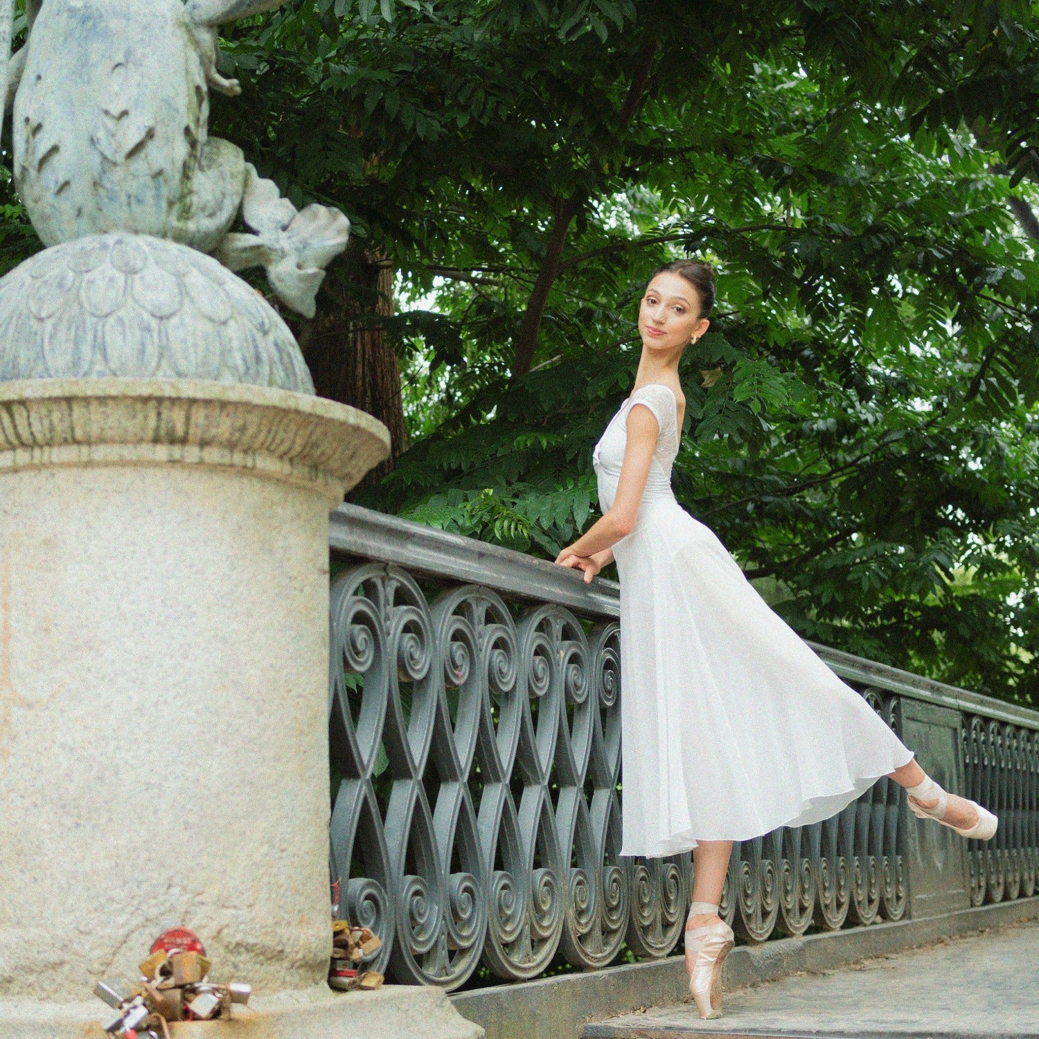 refined V-neckline ballet leotard finished with a precious pinces